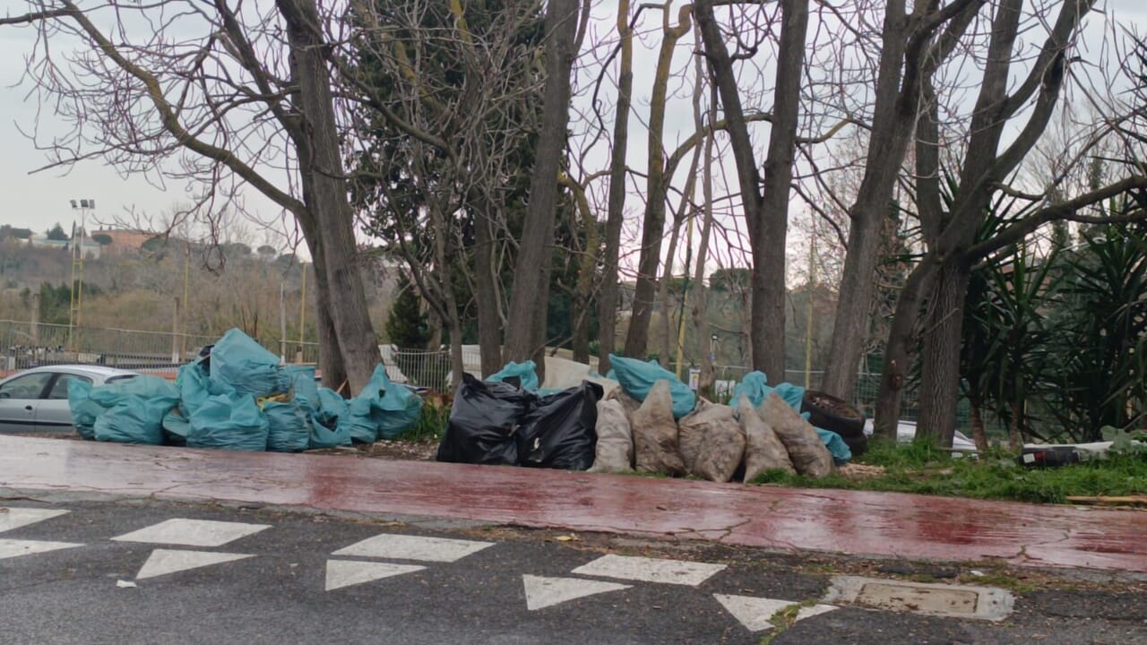 Rifiuti davanti la ciclabile di Magliana Rifiuti davanti la ciclabile di Magliana